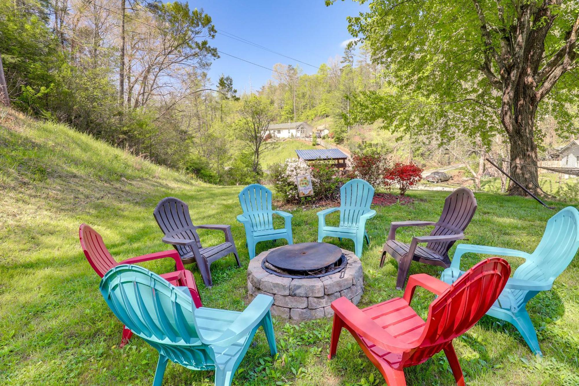 Updated Marshall Home With Fire Pit And Game Room! Екстер'єр фото